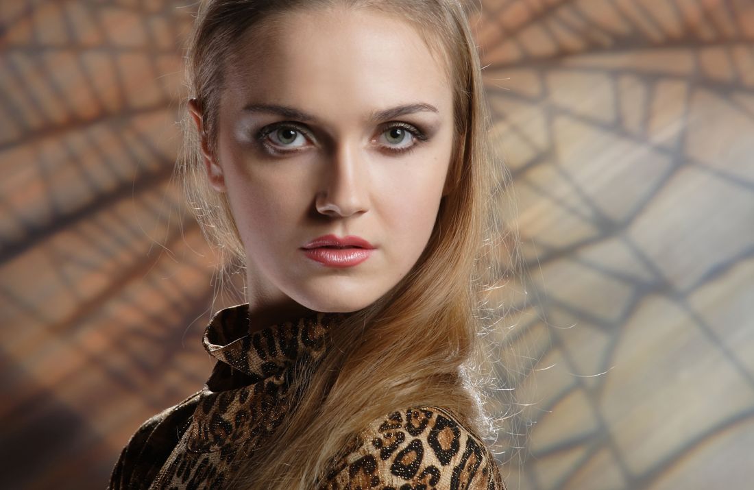 Glamorous close-up with leopard print collar