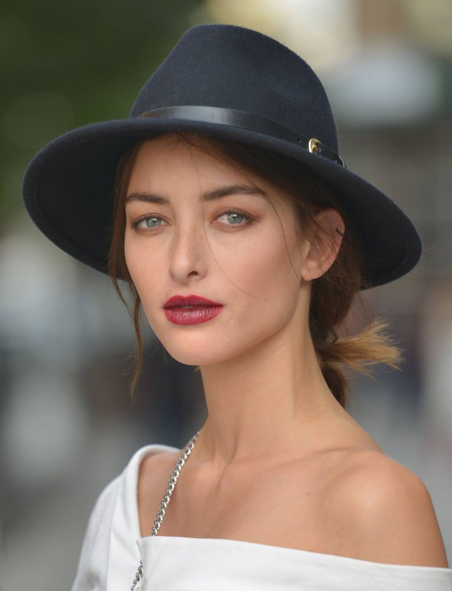 Portrait in a wide-brim black hat with red lipstick